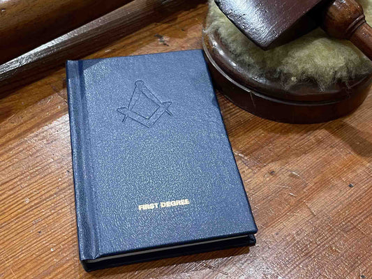 Emulation First Degree Only Ritual (Pocket Sized): Learn the first degree Masonic symbolism and practice with our comprehensive first degree ritual book. Perfect for newly initiated Masons, this guide offers a thorough understanding of the rituals, symbols and events of the first degree.